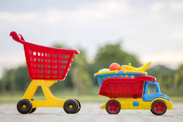 Jasne Plastikowe Kolorowe Zabawki Dla Dzieci Świeżym Powietrzu Słoneczny Letni — Zdjęcie stockowe