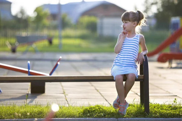 Kısa Elbiseli Sevimli Genç Kız Güneşli Yaz Gününde Oyun Masası — Stok fotoğraf