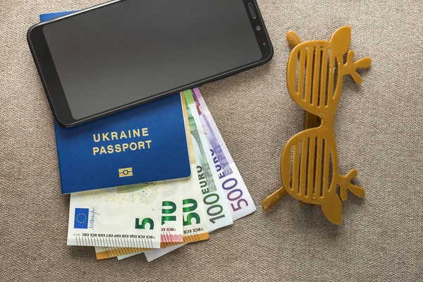 Schwarzes Handy Geldscheine Reisepass Und Lustige Sonnenbrille Auf Kopierraum Hintergrund — Stockfoto