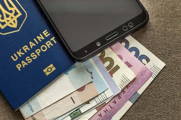 Современный Черный Мобильный Телефон Денежные Гривны Банкноты Купюры Украинский Проездной — стоковое фото