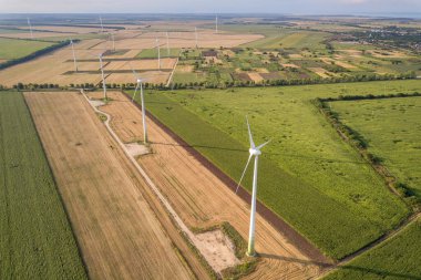 Rüzgar türbini jeneratörlerinin temiz ekolojik elektrik üreten hava görüntüsü.
