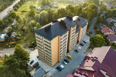 Yeşil yerleşim alanındaki çok katlı apartmanların havadan görünüşü.