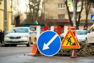 Yol çalışması alanında uyarı sokak tabelası.