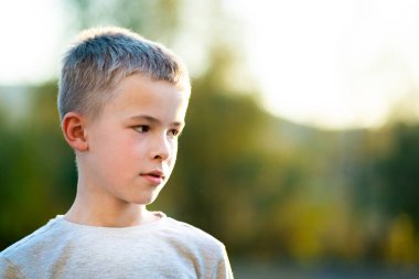 Güneşli bir yaz gününde, açık havada bir çocuğun portresi..