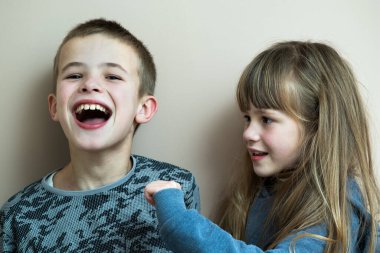 İki kız ve erkek çocuk birlikte eğleniyorlar. Mutlu çocukluk kavramı.