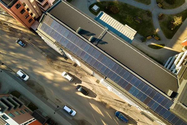 Widok Powietrza Słonecznych Paneli Fotowoltaicznych Dachu Budynku Mieszkalnego Produkcji Czystej — Zdjęcie stockowe