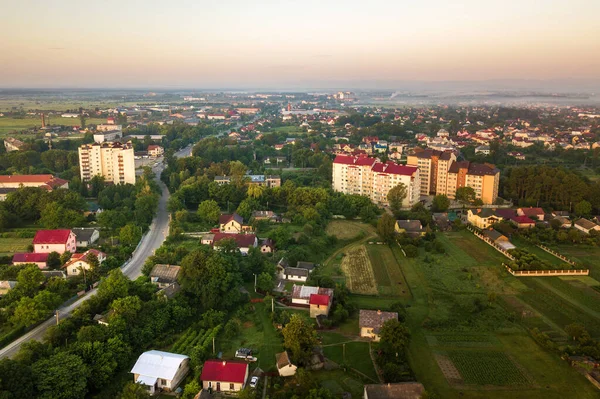 Paisaje Aéreo Pequeña Ciudad Pueblo Con Filas Casas Residenciales Árboles — Foto de Stock