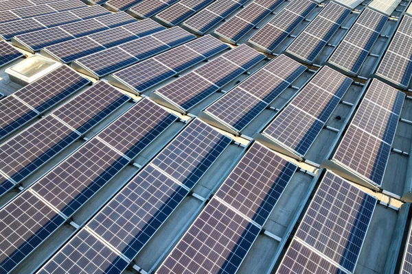 Letecký Pohled Mnoho Fotovoltaických Solárních Panelů Namontovaných Střeše Průmyslové Budovy — Stock fotografie