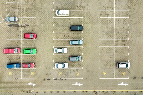 Von Oben Nach Unten Luftaufnahme Vieler Autos Auf Einem Parkplatz — Stockfoto