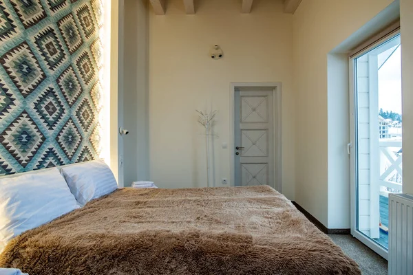 一间宽敞的旅馆卧室的内部 有新鲜的亚麻布在一张大双人床上 现代房子里舒适的当代房间 — 图库照片