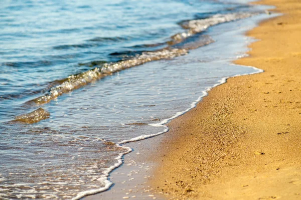 Close Small Sea Waves Clear Blue Water Yellow Sand Beach — Stock Photo, Image