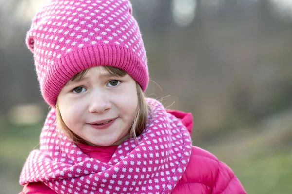 Mooi Kind Meisje Warm Gebreide Winter Kleding Buiten — Stockfoto