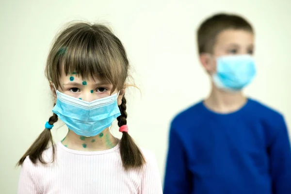 Chłopiec Dziewczynka Niebieskiej Ochronnej Masce Medycznej Chorzy Ospę Wietrzną Odrę — Zdjęcie stockowe