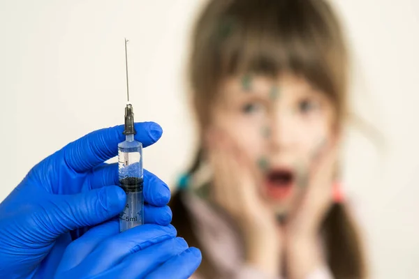 Médico Preparando Inyección Vacunación Con Una Jeringa Una Niña Asustada —  Fotos de Stock