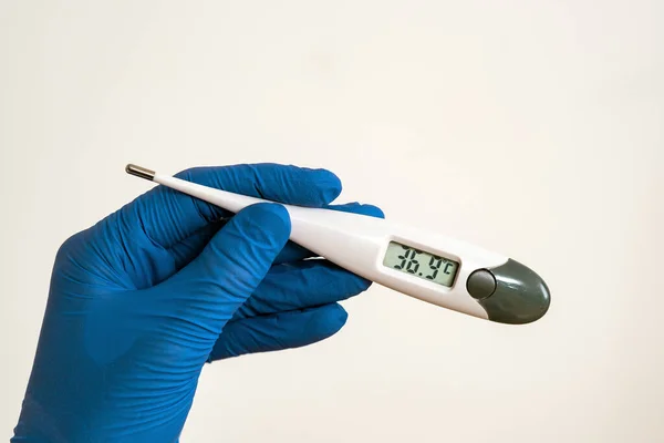 Les Mains Médecin Gants Protection Bleus Tenant Thermomètre Médical Montrant — Photo