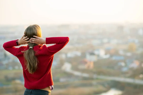 Mujer Joven Con Chaqueta Roja Pie Con Las Manos Detrás —  Fotos de Stock