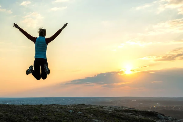 Silueta Una Mujer Excursionista Saltando Sola Campo Vacío Atardecer Las — Foto de Stock