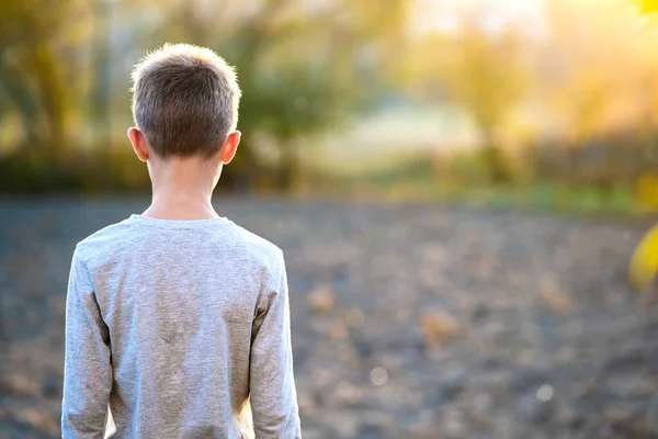 Barnpojke Står Utomhus Sommaren Solig Dag Njuter Varmt Väder Utanför — Stockfoto