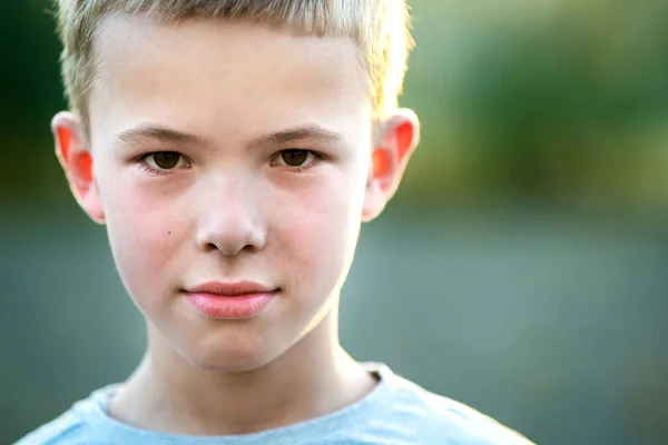 Портрет Мальчика Открытом Воздухе Теплый Солнечный Летний День — стоковое фото