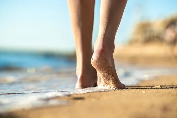 Close Pés Mulher Andando Descalços Praia Areia Água Mar Conceito — Fotografia de Stock
