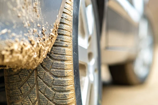 用黄泥覆盖的橡胶轮胎封闭肮脏的汽车车轮 — 图库照片
