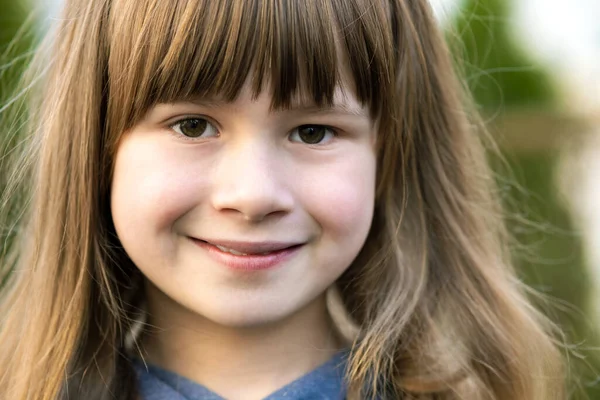 美丽的小女孩的画像 灰色的眼睛 长长的金发 在户外微笑 模糊的绿色明亮的背景 外面温暖的夏天 可爱的小女孩 — 图库照片