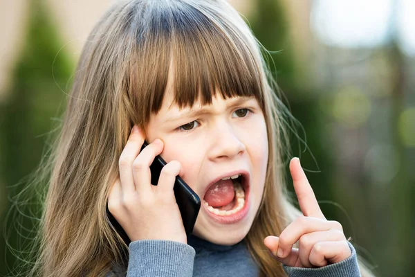 머리를 휴대폰으로 얘기하는 아이의 스마트폰으로 토론하고 아이입니다 자녀들의 의사소통 — 스톡 사진