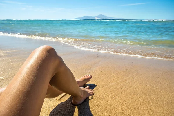 Largas Piernas Delgadas Mujer Joven Relajándose Tumbado Tomando Sol Playa — Foto de Stock