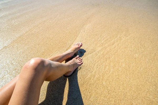 Largas Piernas Delgadas Mujer Joven Relajándose Tumbado Tomando Sol Playa — Foto de Stock