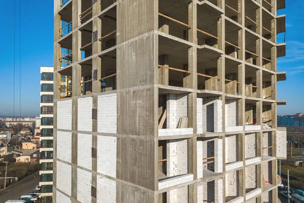 Aerial view of concrete frame of tall apartment building under construction in a city. — Stock Image Aerial View Concrete Frame Tall Apartment Building Construction City Stock Photo