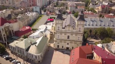 Ukrayna 'nın İvano-Frankivsk kentindeki tarihi merkezin hava manzarası.