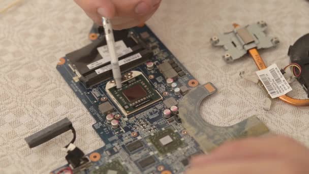 Nahaufnahme Von Technikerhänden Die Das Kühlsystem Des Laptops Reparieren — Stockvideo