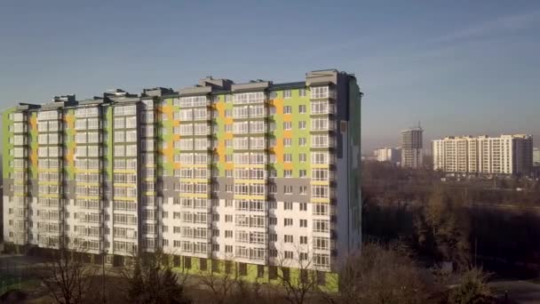 Birçok Pencere Balkonu Olan Yüksek Bir Apartman Dairesinin Hava Görüntüleri — Stok video