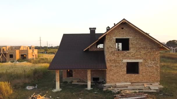 建筑中的带有木制屋顶结构的未完工房屋的空中景观 — 图库视频影像