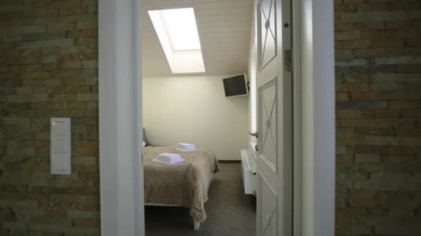 Interior Amplio Dormitorio Hotel Ático Con Ropa Cama Fresca Una — Vídeos de Stock