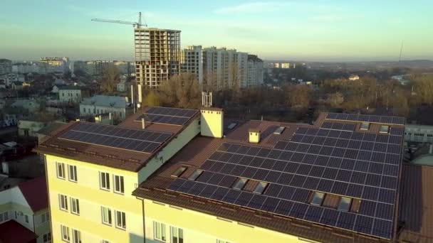 Αεροφωτογραφία Πολλών Ηλιακών Συλλεκτών Τοποθετημένων Οροφή Βιομηχανικού Κτιρίου — Αρχείο Βίντεο