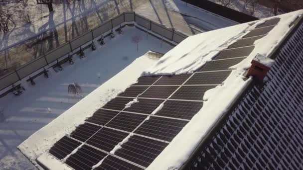 Superfície Close Telhado Casa Coberto Com Painéis Solares Inverno Com — Vídeo de Stock