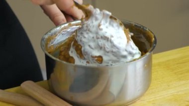 Kadın ellerine yakın durun. Fıstık hazırlıyorlar. Pasta için bir kase dolduruyorlar..