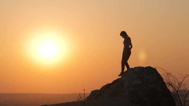 Silueta Una Mujer Excursionista Trepando Sola Desde Una Gran Piedra — Vídeos de Stock