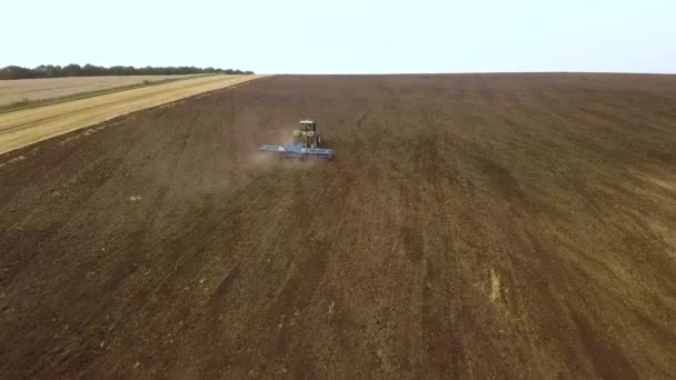 가을에 수확을 마치고 농지를 쟁기질하는 트랙터의 — 비디오