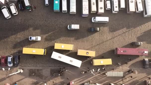 Images aériennes de nombreuses voitures et autobus circulant dans une rue animée de la ville .