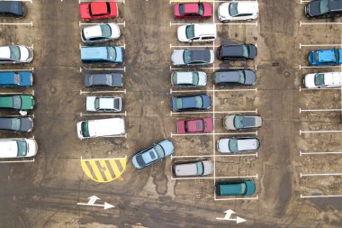 Süpermarketin otoparkında ya da indirimli araba pazarında pek çok arabanın yukarıdan aşağı görüntüsü.