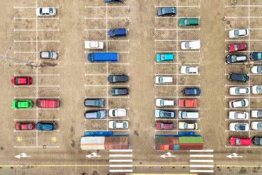 Süpermarketin otoparkında ya da indirimli araba pazarında pek çok arabanın yukarıdan aşağı görüntüsü.