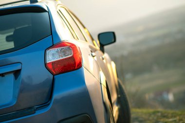 Otomobille seyahat, vahşi yaşam macerası, keşif gezisi ya da bir SUV otomobili ile aşırı seyahat. Gün batımında mavi arazi aracının ayrıntıları, gün doğumunda Offroad 4x4 aracı sahada..
