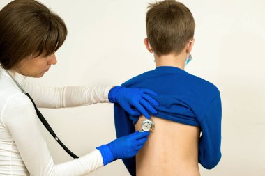 Doktor Eli 'nin steteskopla hasta çocuğu muayene edişinin ayrıntıları..