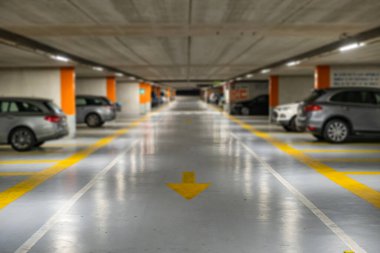 Bulanık modern arabalı sarı işaretler kapalı yeraltı otoparkının içine park edilmiş..