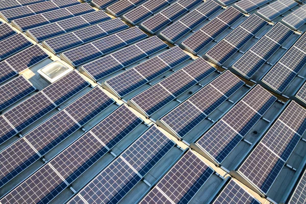 Vista Aérea Muchos Paneles Solares Fotovoltaicos Montados Techo Edificio Industrial — Foto de Stock