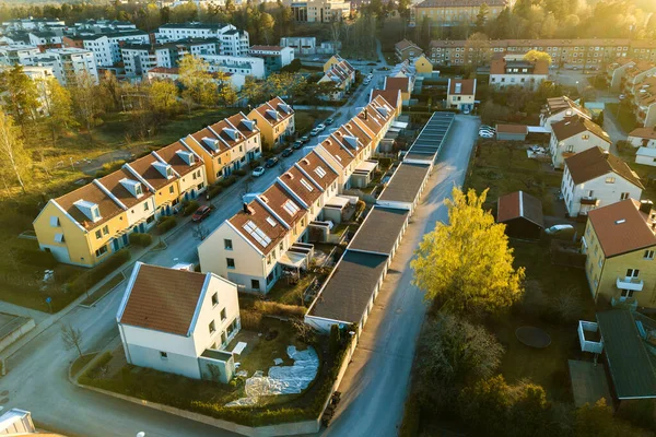 Flygfoto Bostadshus Med Röda Tak Och Gator Med Parkerade Bilar — Stockfoto