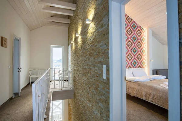 広々とした廊下 寝室のドアと現代的なスタイルで階段の手すりと現代的な家のインテリア — ストック写真