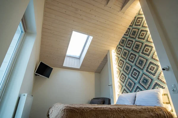 Innenraum Eines Geräumigen Hotelschlafzimmers Dachgeschoss Mit Frischer Bettwäsche Auf Einem — Stockfoto